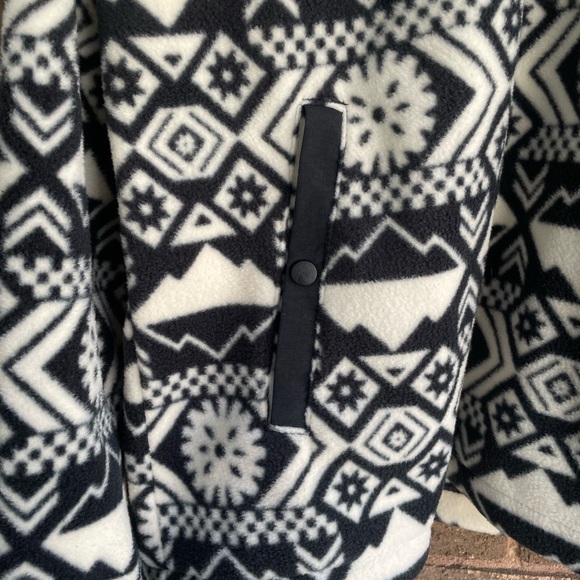 Columbia Women’s XL Black and White Aztec Geometric 1/4 Snap-Up Sweater - Picture 2 of 8